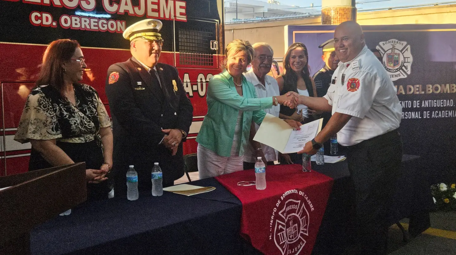 Reconocen a bomberos de Cajeme en su día