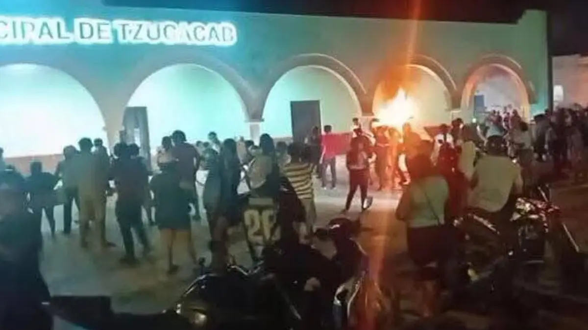 Queman Palacio Municipal de Tzucacab, Yucatán, en protesta por muerte de joven al interior de la cárcel