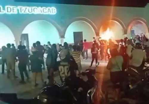 Queman Palacio Municipal de Tzucacab, Yucatán, en protesta por muerte de joven al interior de la cárcel