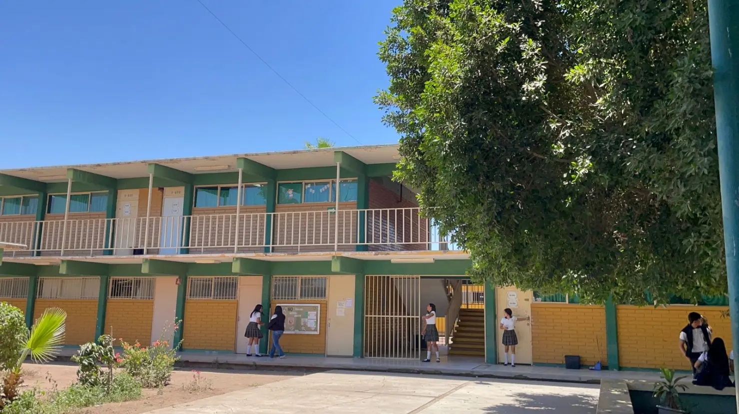 Los jóvenes reciben los útiles escolares y con ellos pueden cursar su semestre sin problemas