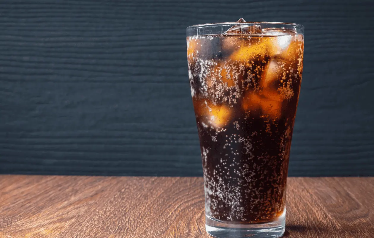 Expertos sugieren su reemplazo por agua natural o carbonatada con sabores naturales.