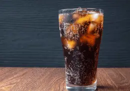 ¿Los refrescos light te hacen comer más? Esto dice la ciencia