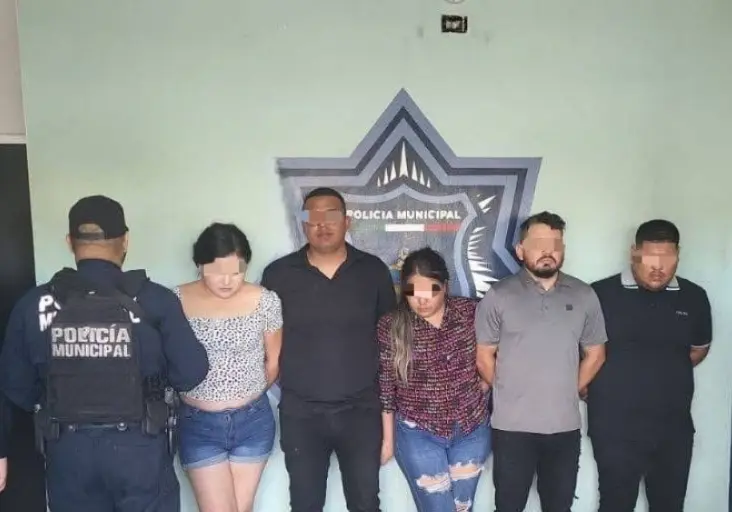 El agente de tránsito se encontraba ingiriendo bebidas alcohólicas junto a otras personas cuando fue detenido