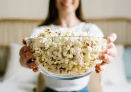 Experto en longevidad dice que las palomitas de maíz son más saludables que muchas verduras