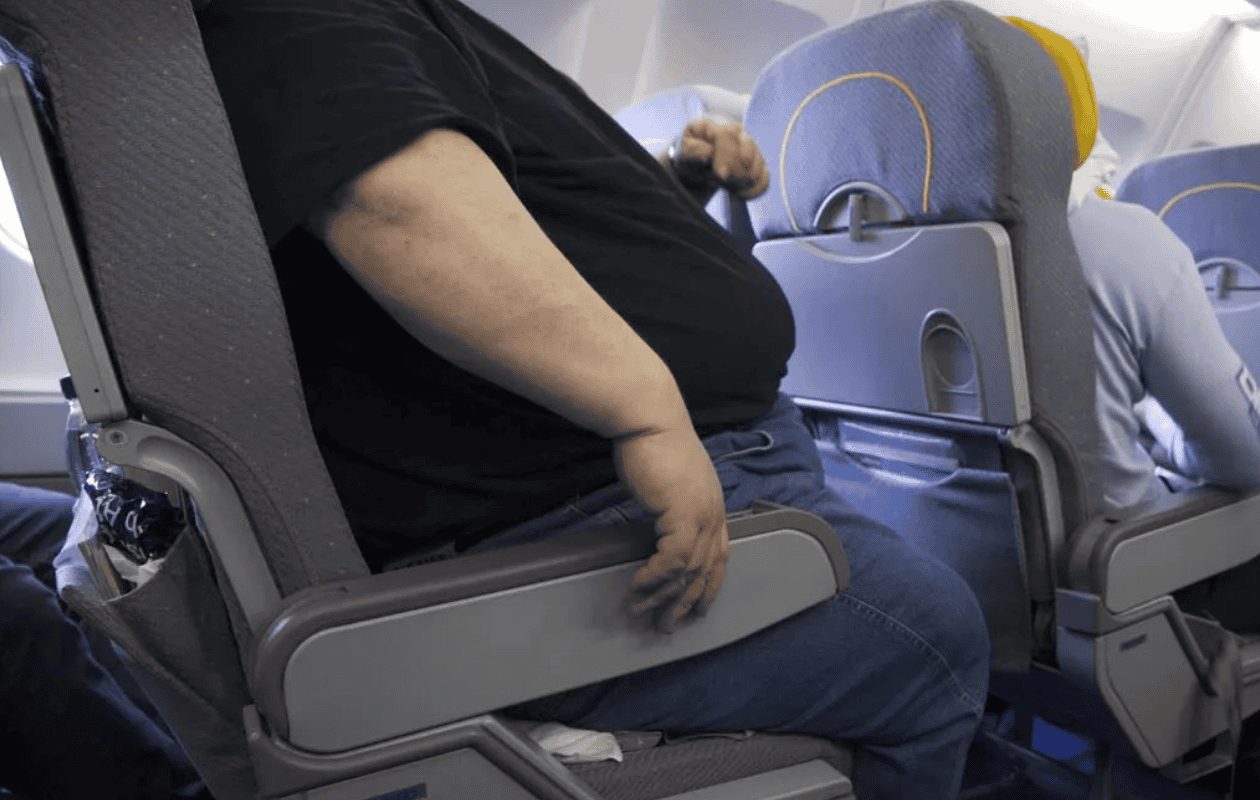 Aerolínea exigirá a pasajeros con sobrepeso comprar dos boletos a partir de enero de 2026