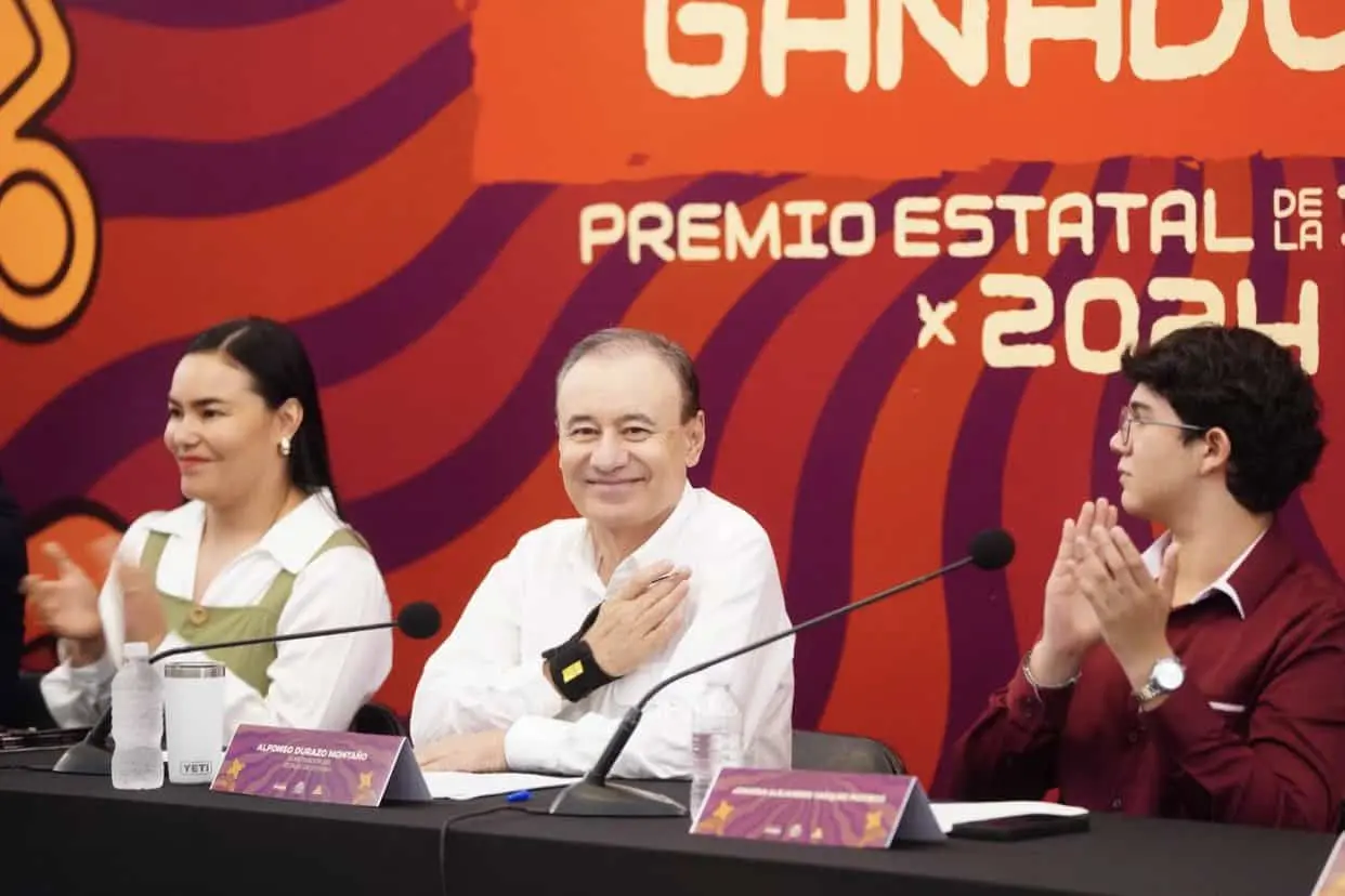 "No sólo se trata de que sean grandes profesionistas, exitosos, médicos, ingenieros, abogadas, se trata de que sean grandes seres humanos y sobre todo de que hagan en virtud de su talento una mayor aportación a la sociedad"
