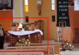 VIDEO | Hombre prende fuego al altar de iglesia “porque el diablo se lo ordenó”