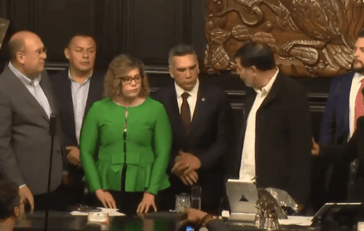 Imagen de segundos antes de que se diera el pleito entre ambos legisladores.
