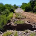 Lluvias deslavan caminos hacia la presa