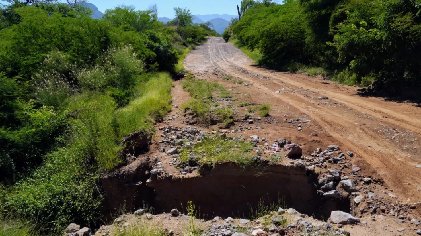 Lluvias deslavan caminos hacia la presa