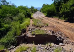 Lluvias deslavan caminos hacia la presa