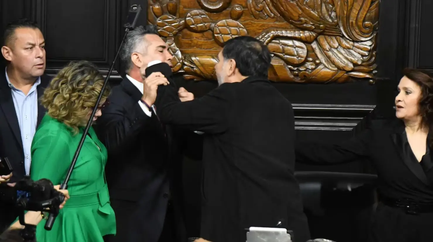 El priista realizó señalamientos con la mano y un jaloneo de brazo hacia el morenista, quien respondió molesto: "No me toques"