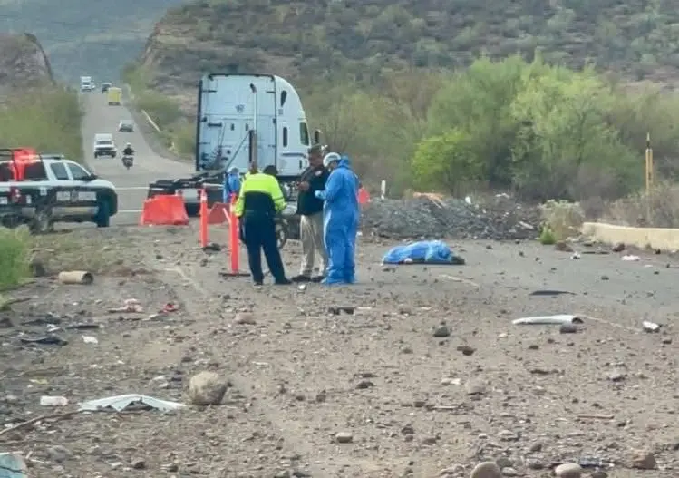 Autoridades policiacas y personal investigador tomaron nota del fatídico accidente