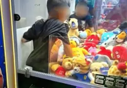 Niño de 8 años queda atrapado 30 minutos en máquina de peluches en Nuevo León