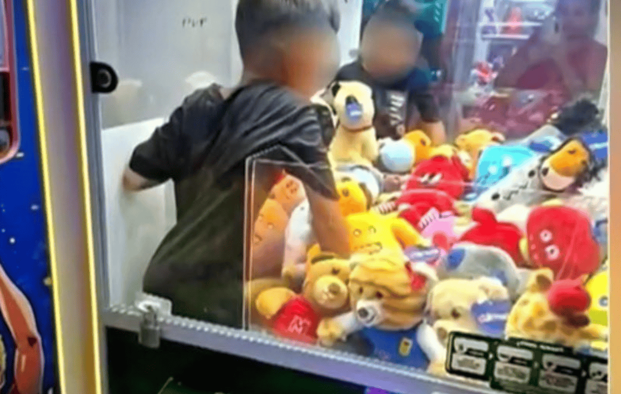 Niño de 8 años queda atrapado 30 minutos en máquina de peluches en Nuevo León