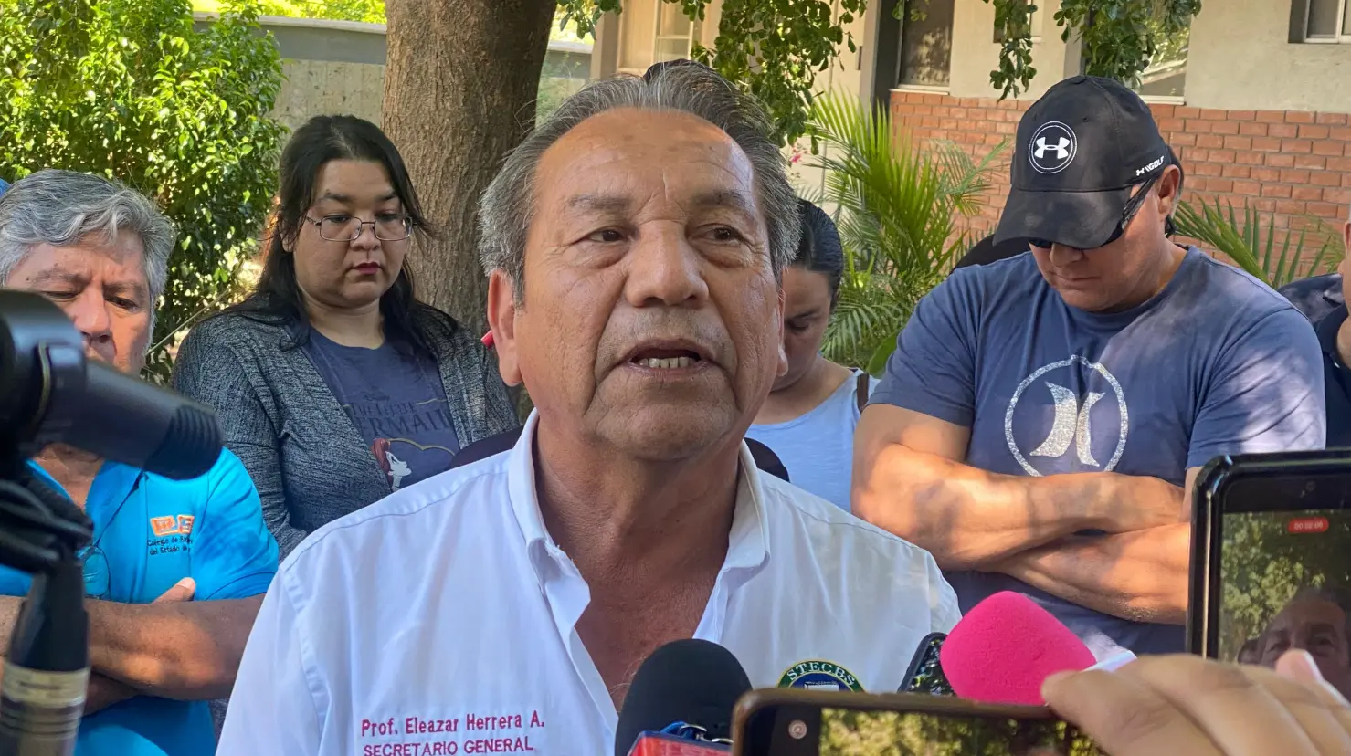 Parte de los agremiados a este sindicato, hicieron acto de presencia en las oficinas administrativas centrales, las cuales se encuentran ubicadas en el Cobach Villa de Seris en la capital del Estado, para revisar los avances que se tienen a su petición principal que es cumplir con el pago del aumento salarial.