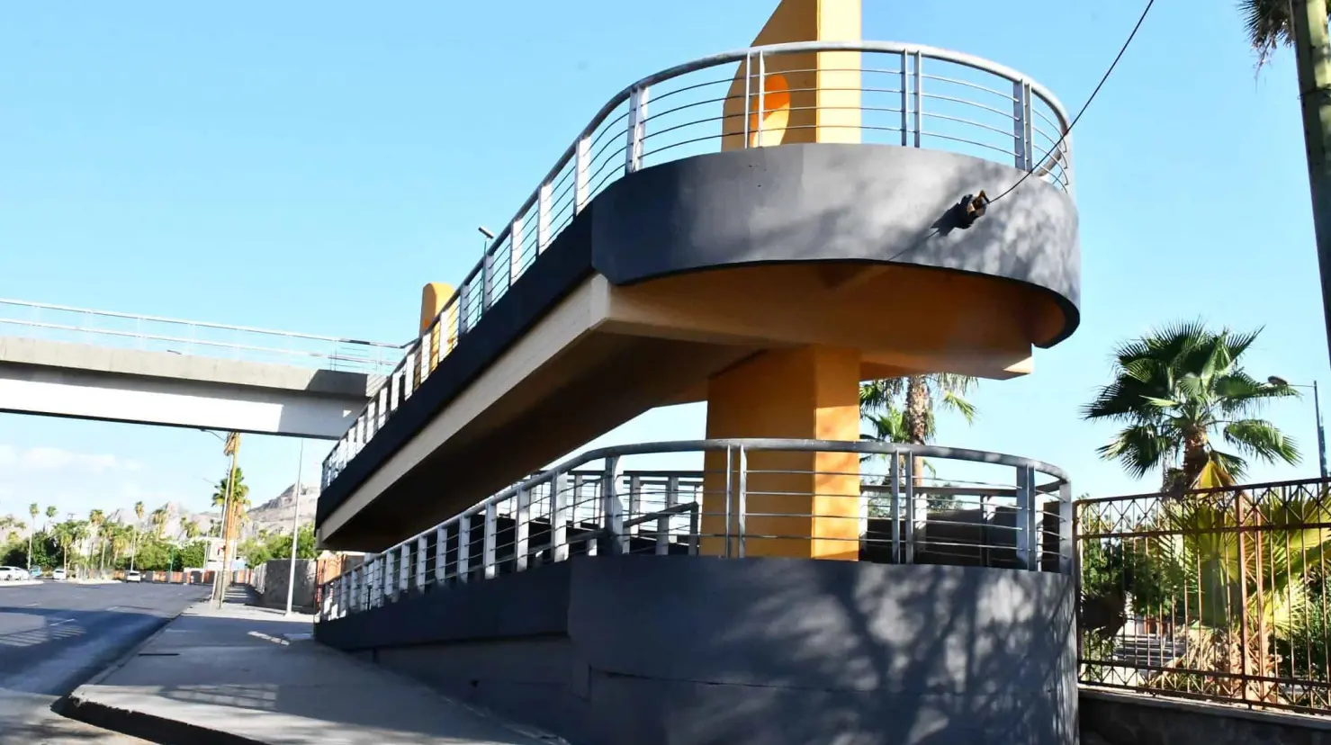 Puente Gabriela Garatachía, el cual fue construido para que los estudiantes cruzaran de la escuela hasta el hospital universitario, y el cual también consta de rampas