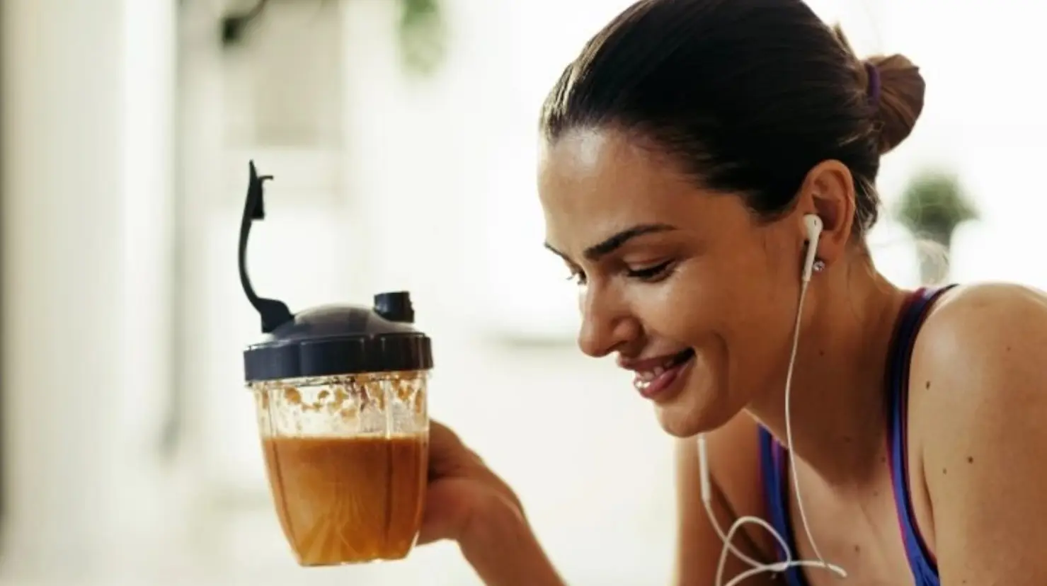 La proteína ayuda a la síntesis de nuevas fibras tras el ejercicio, mejora la adaptación al entrenamiento y reduce el riesgo de lesiones