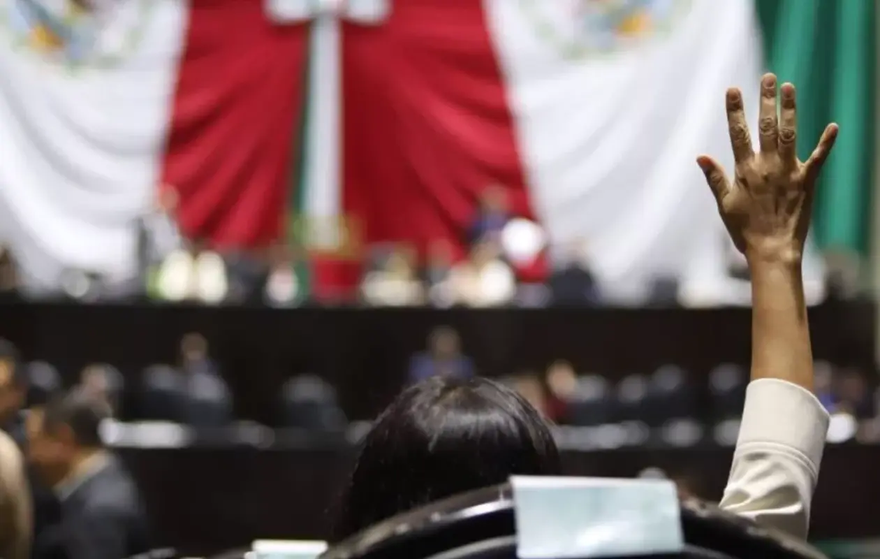 El conflicto hoy en el Senado de la República escaló a gritos, empujones y agresiones físicas.