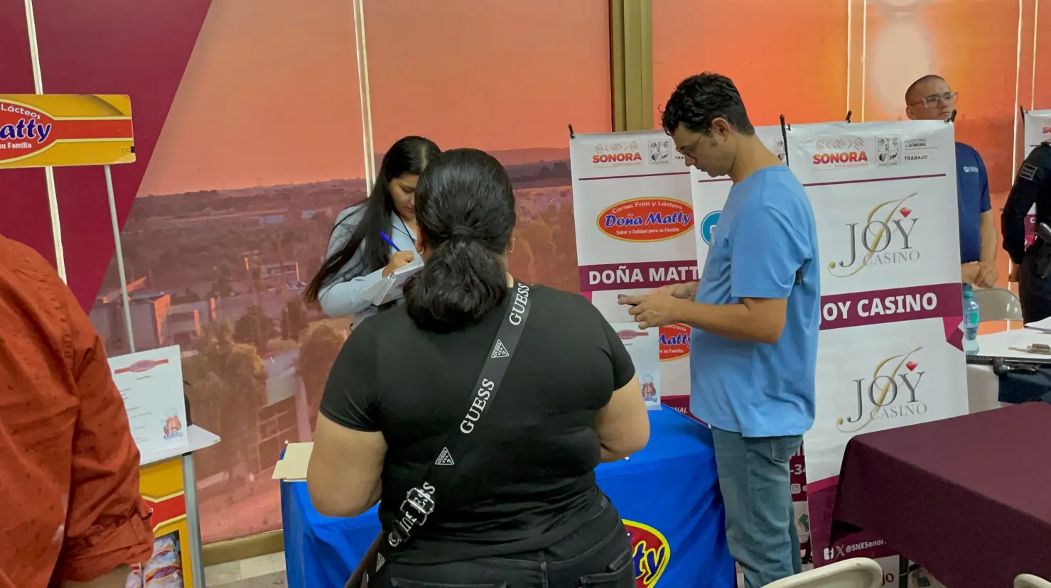 Jóvenes pudieron presentar su currículum a empresas