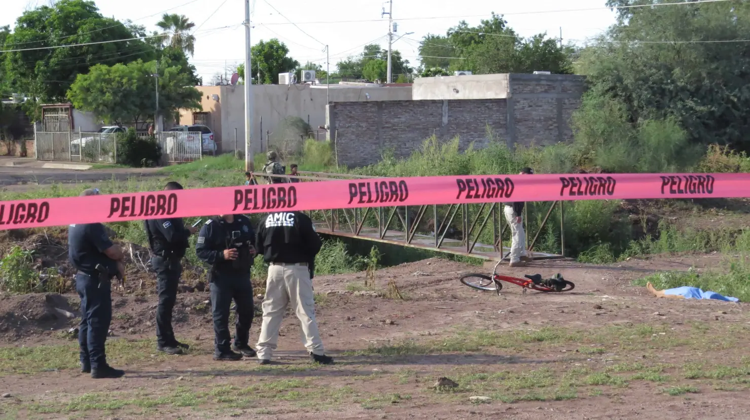 Al acudir al lugar, las autoridades hallaron a la víctima tirada junto a una bicicleta (Foto: Roke Arballo)
