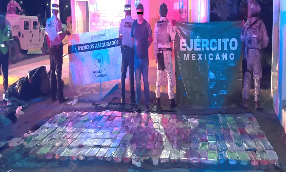 La droga, arma y vehículo asegurado, así como el detenido, quedaron a disposición del Ministerio Público