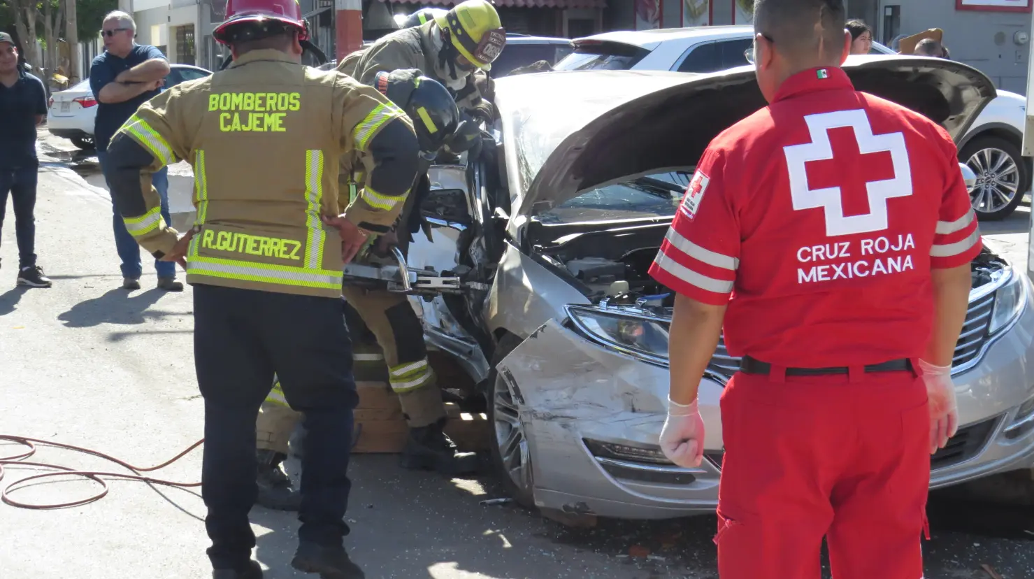 Los bomberos rescataron a la mujer que estaba atrapada dentro del vehículo tras el fuerte impacto (Foto: Roke Arballo)
