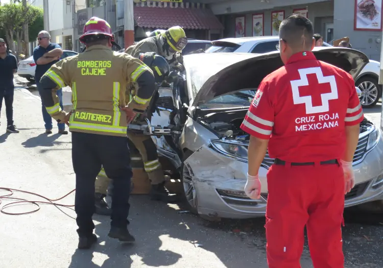 Bomberos rescatan a mujer atrapada en vehículo tras fuerte choque en Ciudad Obregón