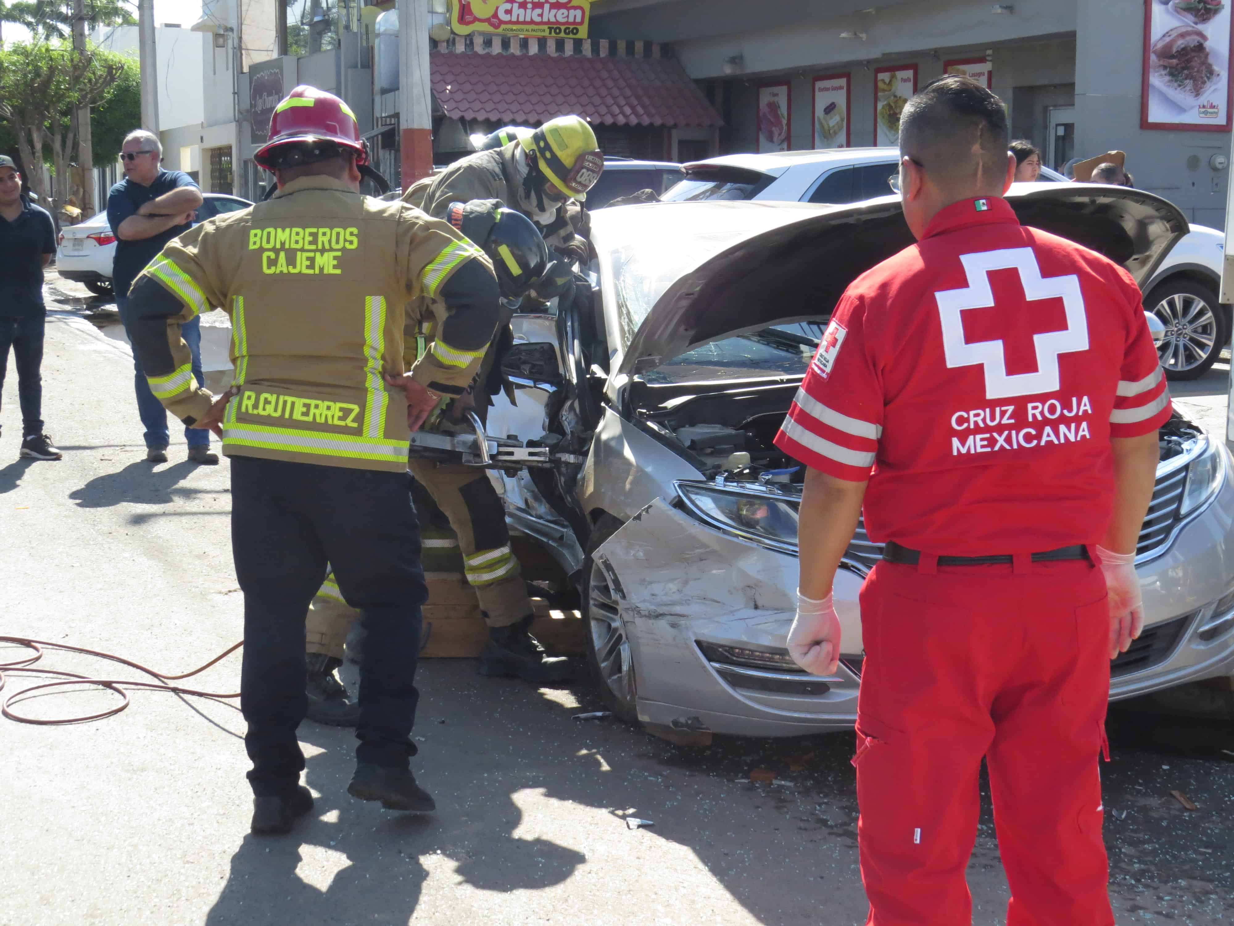 Bomberos rescatan a mujer atrapada en vehículo tras fuerte choque en Ciudad Obregón