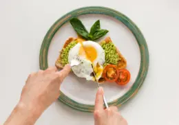 ¿Cenar huevo es malo? La verdad sobre comer proteínas de noche y cómo podría ayudar a bajar de peso