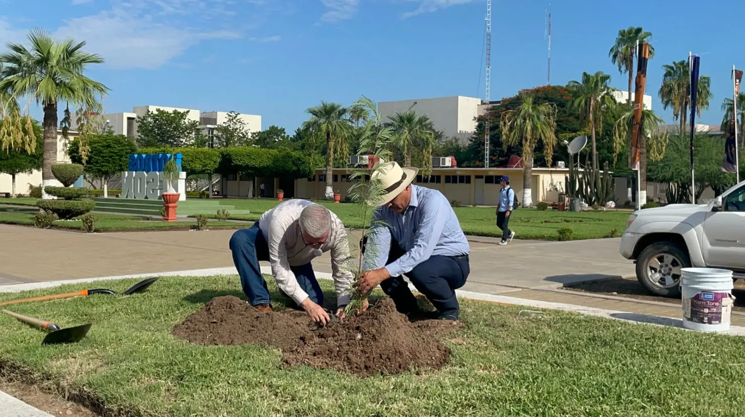 Estuvieron presentes autoridades municipales, miembros de la sociedad civil y académicos de la universidad