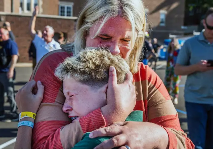 Niño salva a su amigo durante tiroteo en escuela católica: una historia de amistad y valentía