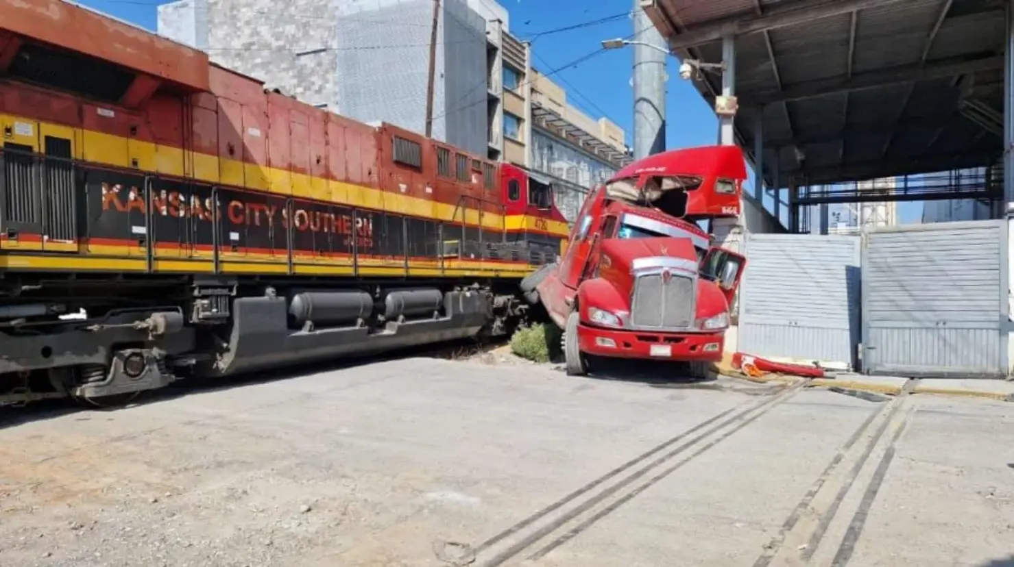 En el momento de la colisión, el tráiler transportaba derivados del maíz, los cuales quedaron esparcidos en la zona del accidente
