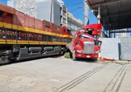 Así fue el aparatoso choque entre un tren de Kansas City Southern y un tráiler en Monterrey