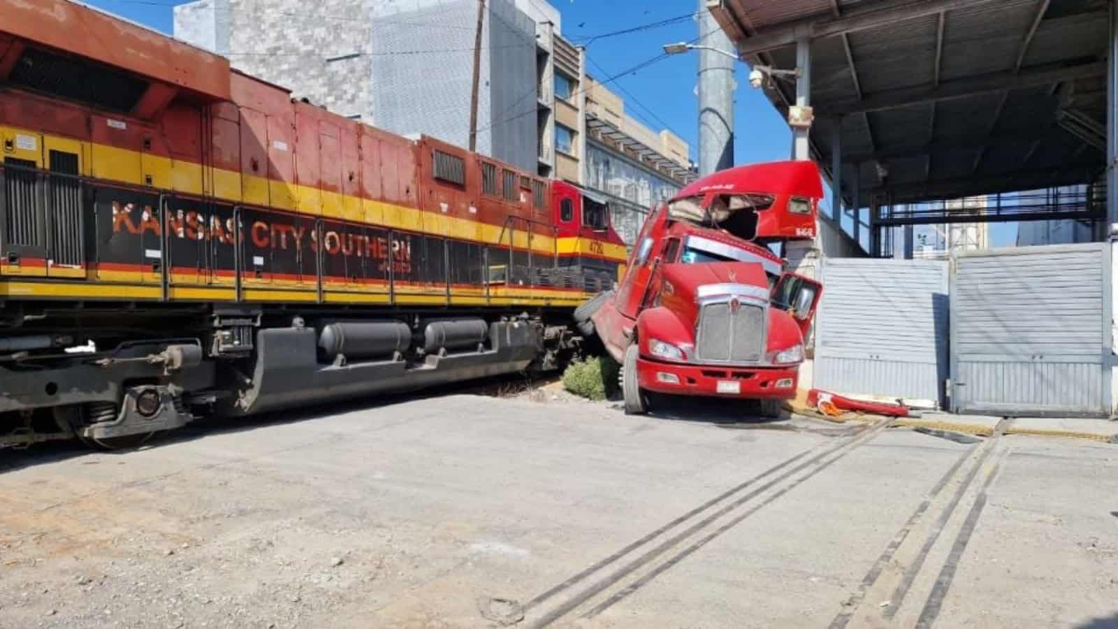 Así fue el aparatoso choque entre un tren de Kansas City Southern y un tráiler en Monterrey