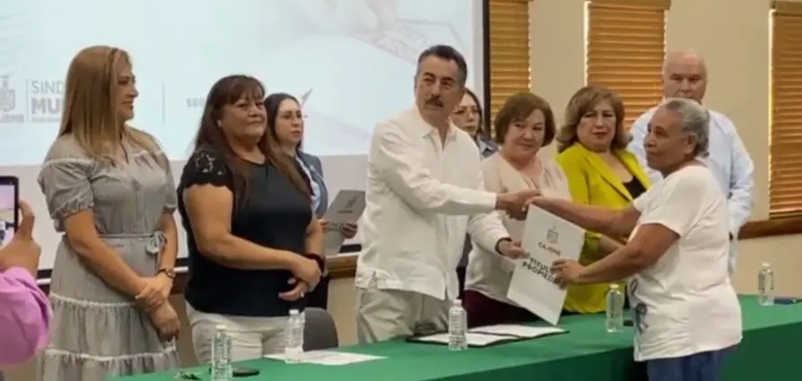 Entregan escrituras a familias de Cajeme