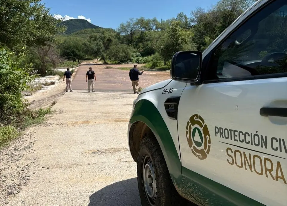 Inspeccionan condiciones de caminos en Álamos tras lluvias presentadas