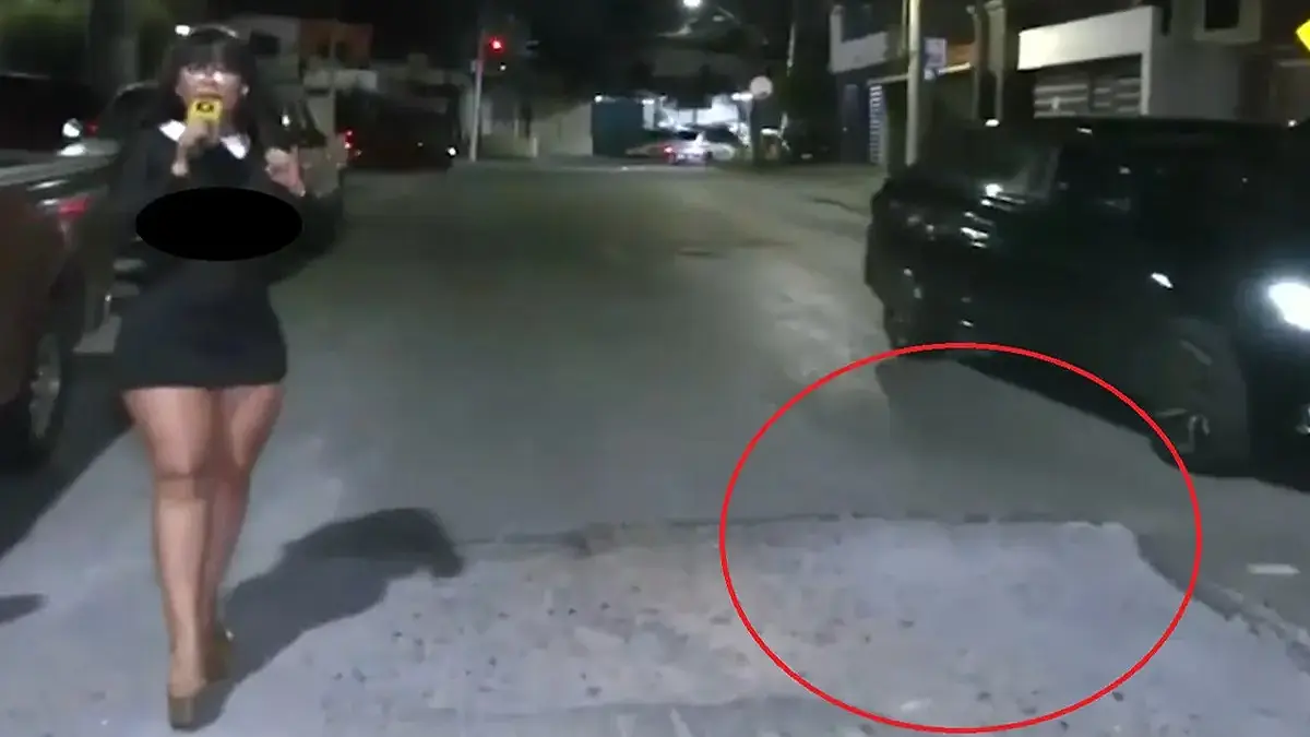 VIDEO | Reportera regia sufre fuerte caída durante en vivo: mostró hasta el apellido