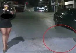 VIDEO | Reportera regia sufre fuerte caída durante en vivo: mostró hasta el apellido