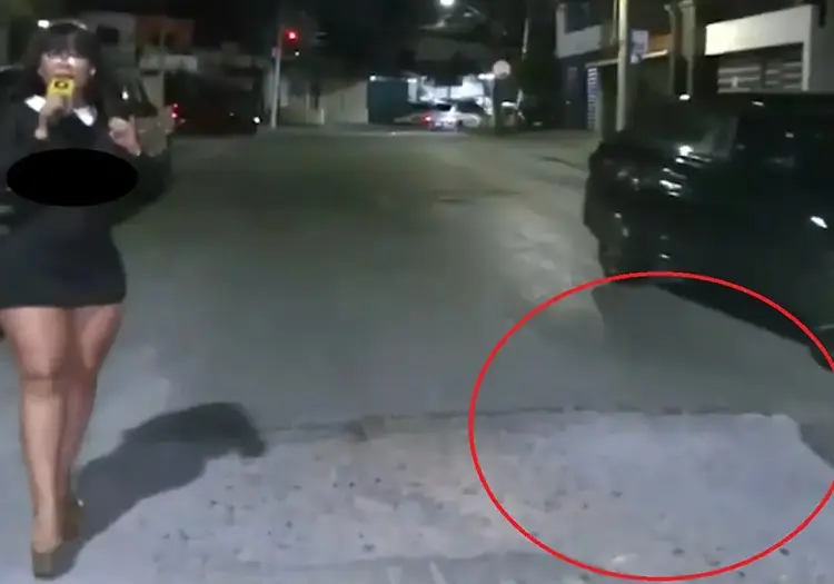 VIDEO | Reportera regia sufre fuerte caída durante en vivo: mostró hasta el apellido
