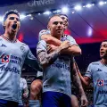 Cruz Azul vence a Chivas en Guadalajara y escala al segundo lugar del Apertura 2025