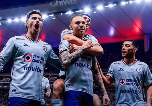 Cruz Azul vence a Chivas en Guadalajara y escala al segundo lugar del Apertura 2025