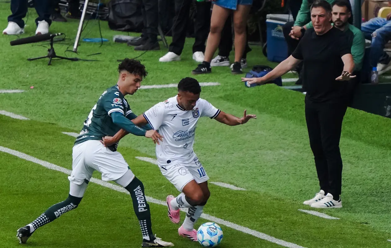 Querétaro terminó con dos jugadores menos.