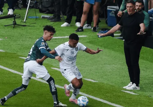 León golea 3-0 a Querétaro y se perfila como serio candidato en el Apertura 2025