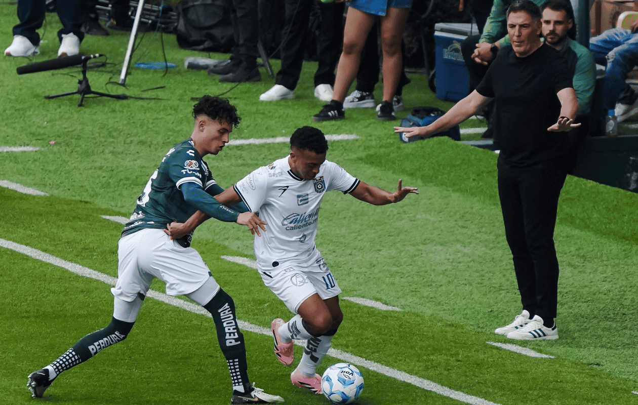 León golea 3-0 a Querétaro y se perfila como serio candidato en el Apertura 2025