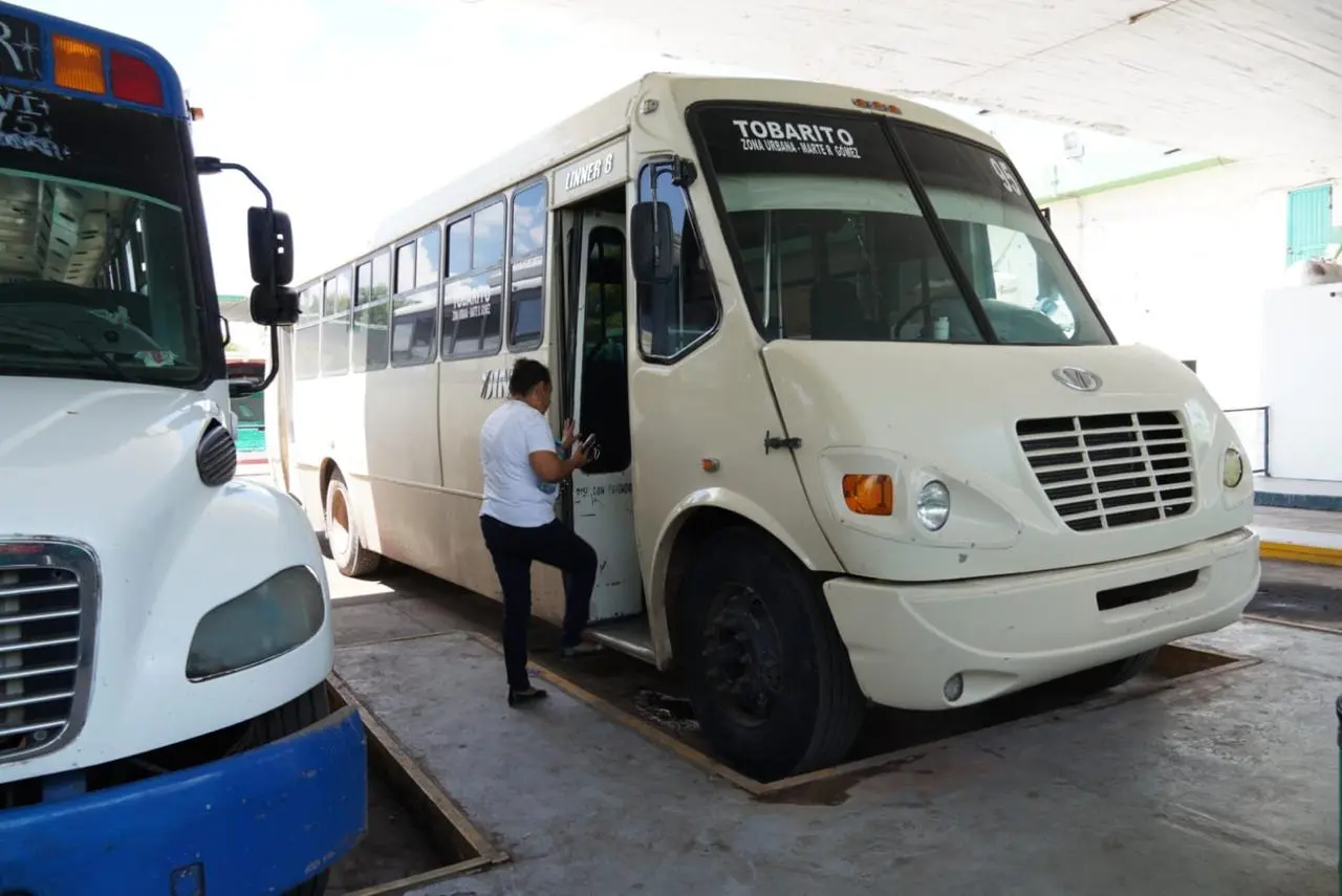 Los transportistas suburbanos trabajan por mantener las rutas circulando, pero los ingresos se merman por el alto costo de los insumos