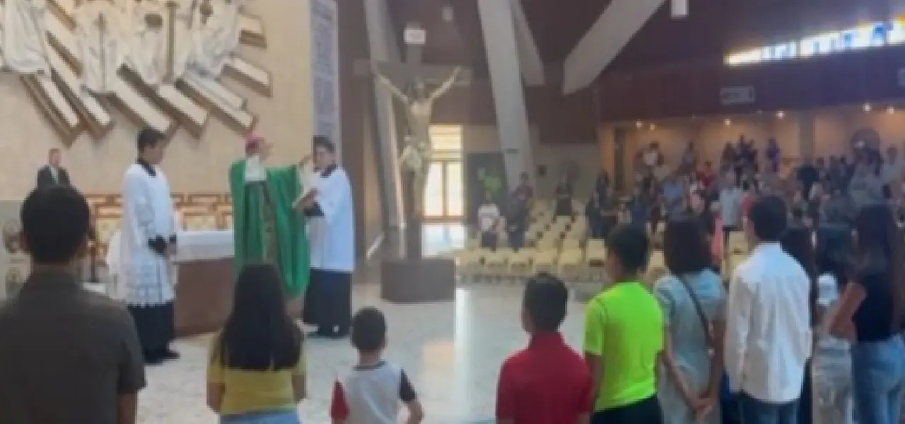 Obispo Felipe Pozos Lorenzini bendice a estudiantes previo al regreso a clases