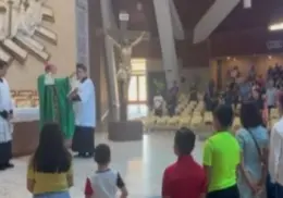 Obispo Felipe Pozos Lorenzini bendice a estudiantes previo al regreso a clases