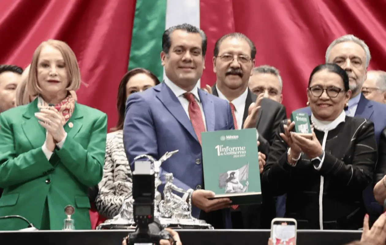 El acto fue relativamente breve y contó con posicionamientos de partidos de oposición.