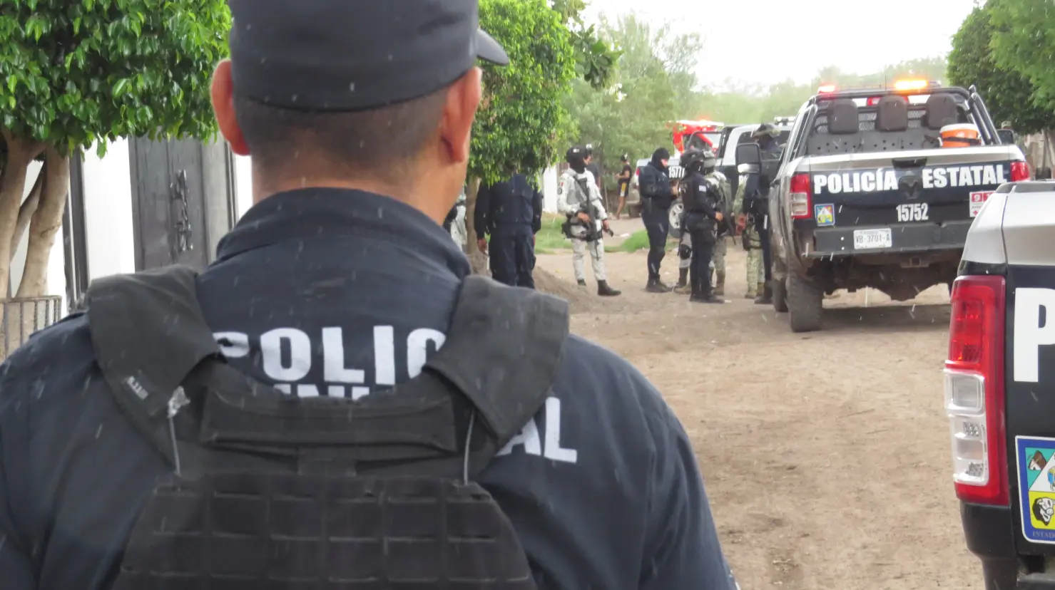 Mientras las autoridades resguardaban la zona y realizaban las primeras investigaciones, una ligera llovizna cayó en el sector (Foto: Roke Arballo)
